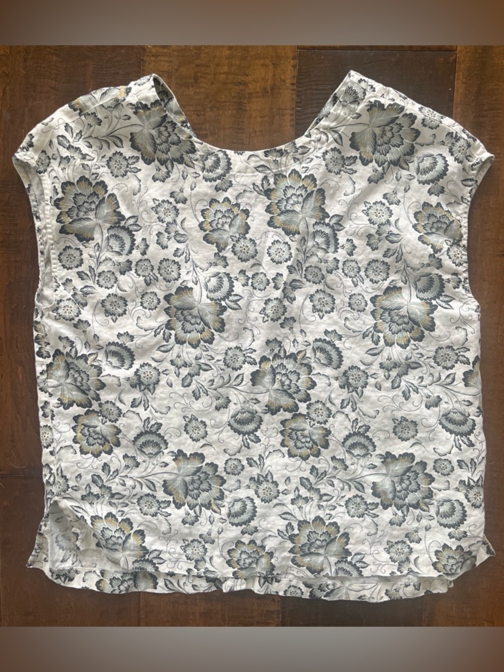 100% linen Tahari floral sleeveless button v-back blouse sz Large